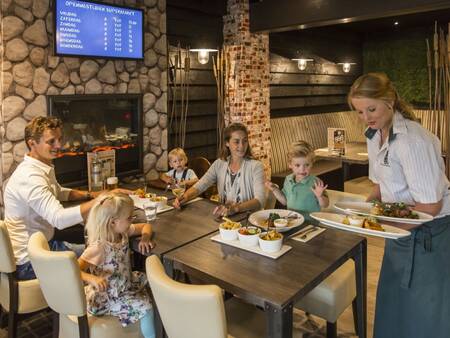 Familie isst im Restaurant Het Land van Bartje im Ferienpark Landal Het Land van Bartje