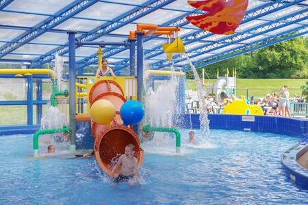 Wasserspielplatz im Schwimmbad des Ferienparks Landal Het Land van Bartje