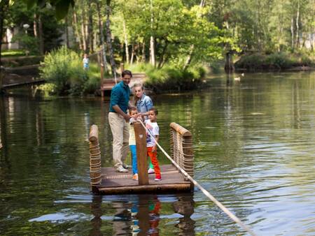 Fähre über das Wasser bei Landal Het Vennenbos