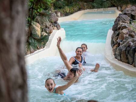 Superrutsche Wild Wave im subtropischen Schwimmparadies Landal Het Vennenbos