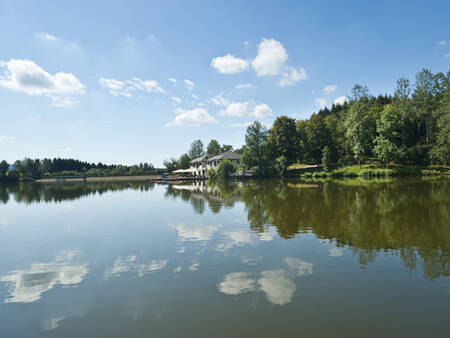 In der Nähe des Ferienparks Landal Hochwald befindet sich ein Stausee