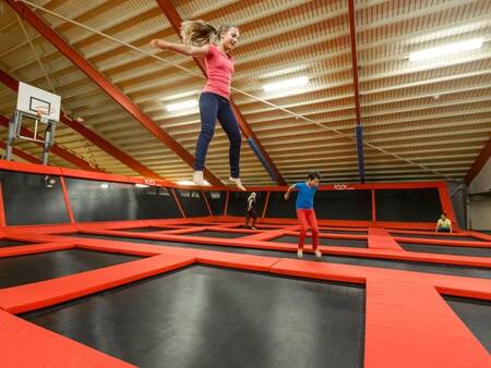 Kinder springen in der „Bounz Arena“ im Ferienpark Landal Hof van Saksen