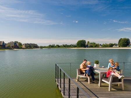 Terrasse am Freizeitsee des Ferienparks Landal Hof van Saksen