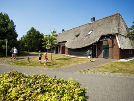 Ferienhaus mit Reetdach im Ferienpark Landal Hof van Saksen