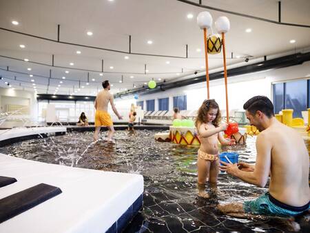 Planschbecken mit Spielgeräten im Schwimmbad des Ferienparks Landal Hof van Saksen