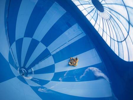 Reifenrutsche für 4 Personen im Schwimmparadies des Ferienparks Landal Hof van Saksen