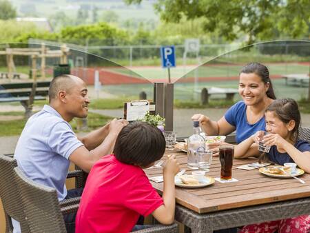 Genießen Sie einen Snack auf der Terrasse der Brasserie im Ferienpark Landal Hoog Vaals