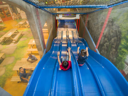 Rutschen auf dem Indoor-Spielplatz im Ferienpark Landal Hoog Vaals