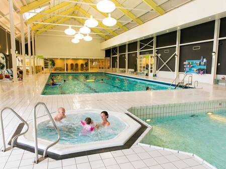Whirlpool und Schwimmbecken im Hallenbad des Ferienparks Landal Hoog Vaals
