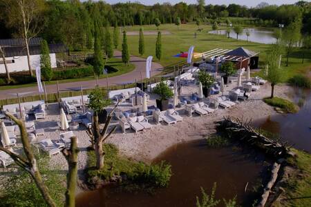 Erholungsstrand mit Sonnenliegen im Ferienpark Landal Klein Oisterwijk