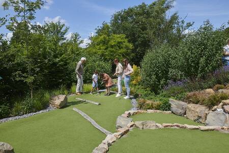 Auf dem Abenteuergolfplatz im Ferienpark Landal Klein Oisterwijk wird Golf gespielt