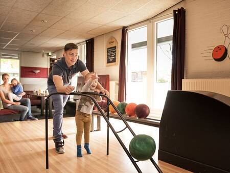 Bowling auf der Bowlingbahn im Ferienpark Landal Landgoed Aerwinkel