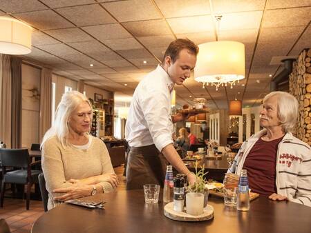 Essen im Grand Café Pimpernel im Ferienpark Landal Landgoed Aerwinkel