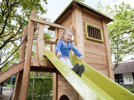 Rutschen Sie auf einem Spielplatz im Ferienpark Landal Landgoed Aerwinkel