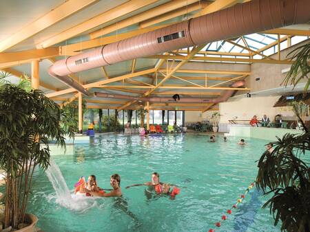 Menschen schwimmen im Hallenbad des Ferienparks Landal Landgoed 't Loo