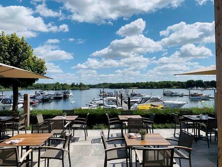 Die Terrasse des Beachclub Leukermeer im Ferienpark Landal Marina Resort Well