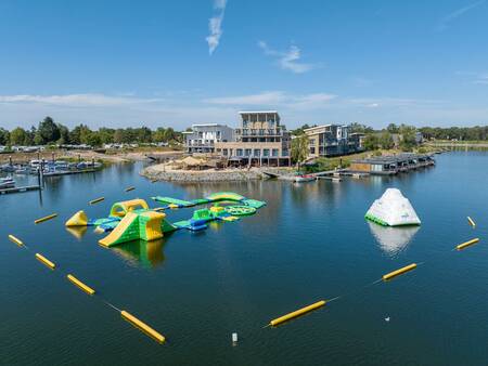 Luftbild mit Wasserpark und Apartmentanlagen im Ferienpark Landal Marina Resort Well