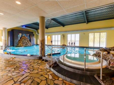 Das Hallenbad mit Whirlpool im Ferienpark Landal Marina Resort Well