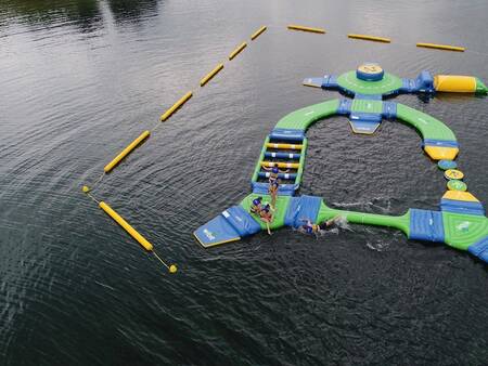 Kinder spielen im Wasserpark des Ferienparks Landal Marina Resort Well