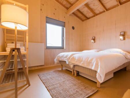 Schlafzimmer mit Doppelbett eines Ferienhauses im Ferienpark Landal Marker Wadden