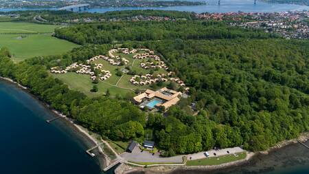 Luftaufnahme des Ferienparks Landal Middelfart und des Waldes