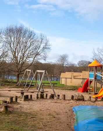 Spielplatz mit Lufttrampolin, Rutsche und Schaukeln im Ferienpark Landal Middelfart