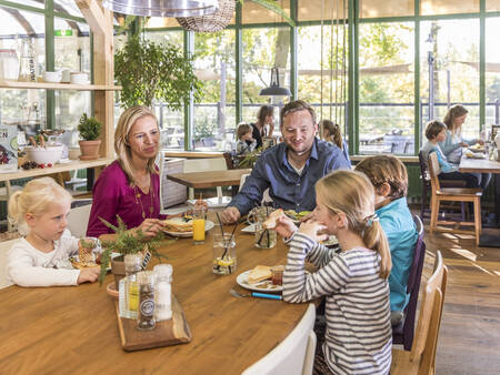 Gemeinsames Mittagessen in der Brasserie im Ferienpark Landal Miggelenberg