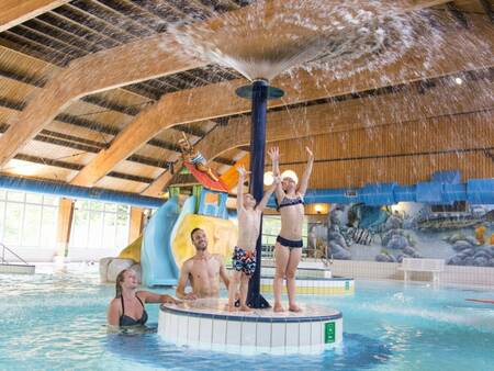 Plantschen im Hallenbad des Ferienparks Landal Miggelenberg