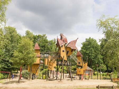 Kinder können sich im Avonturenhof des Ferienparks Landal Miggelenberg stundenlang vergnügen