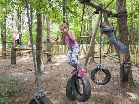 Kinder spielen auf einem Spielplatz im Ferienpark Landal Mooi Zutendaal