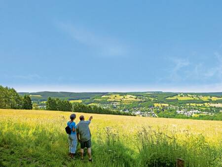 Landal Mooi Zutendaal - Mann und Frau genießen die Aussicht im belgischen Limburg