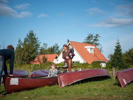 Mieten Sie ein Kanu und gehen Sie im Ferienpark Landal Natuurdorp Suyderoogh Kanu fahren