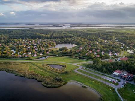 Luftaufnahme des Ferienparks Landal Natuurdorp Suyderoogh