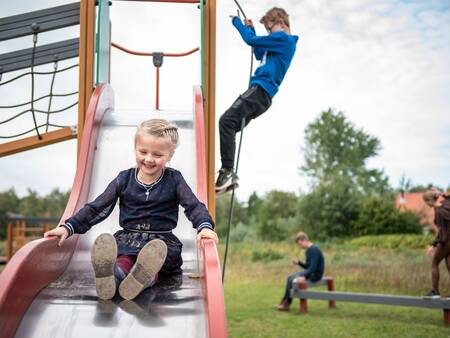 Spielplatz mit Rutsche im Ferienpark Landal Natuurdorp Suyderoogh