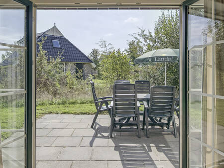 Blick von einem Ferienhaus auf die Terrasse des Ferienparks Landal Orveltermarke