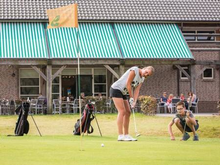 Spielen Sie Golf auf dem Golfplatz neben dem Ferienpark Landal Orveltermarke