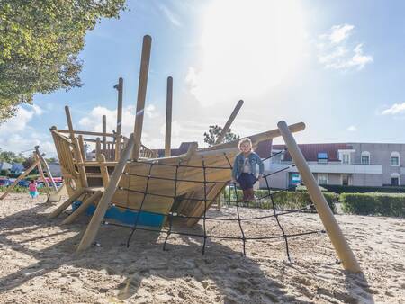 Spielschiff auf einem Spielplatz im Ferienpark Landal Port Greve