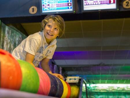 Bowling auf der Bowlingbahn im Ferienpark Landal Rabbit Hill