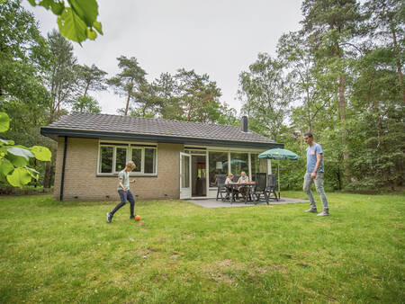 Spielen im Garten eines Ferienhauses im Ferienpark Landal Rabbit Hill