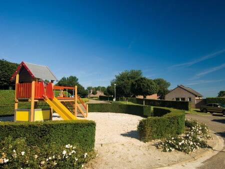 Spielplatz zwischen den Ferienhäusern im Ferienpark Landal Reevallis