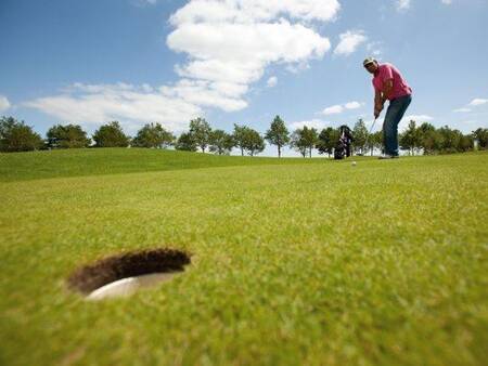 Neben der Landal Residence 't Hof van Haamstede befindet sich ein Golfplatz