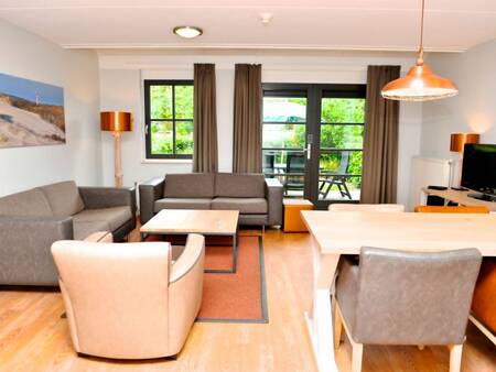 Wohnzimmer mit Essbereich einer Wohnung in der Landal Residence 't Hof van Haamstede