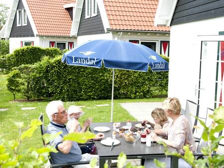 Garten mit Terrasse eines Ferienhauses im Ferienpark Landal Resort Haamstede