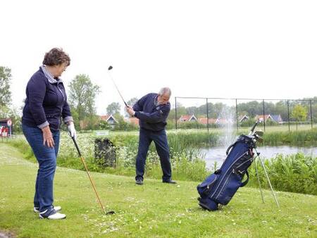 Spielen Sie eine Runde Golf auf dem angrenzenden Golfplatz des Ferienparks Landal Resort Haamstede
