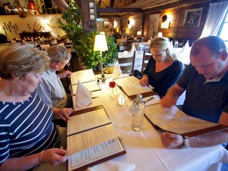 Gemütliches Essen im Restaurant De Schouwse Hoeve im Ferienpark Landal Resort Haamstede