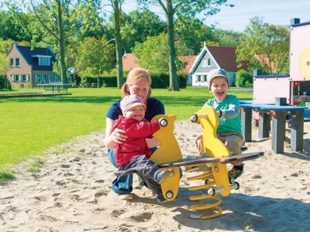 Kinder spielen auf einem Spielplatz im Ferienpark Landal Resort Haamstede