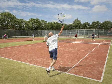 Eine Partie Tennis auf dem Tennisplatz neben dem Ferienpark Landal Resort Haamstede