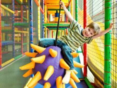 Kinder spielen auf dem Indoor-Spielplatz im Ferienpark Landal Salztal Paradies