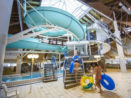 Große Rutsche im Schwimmparadies im Ferienpark Landal Salztal Paradies