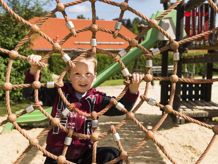 Kind auf einem Spielplatz im Ferienpark Landal Salztal Paradies